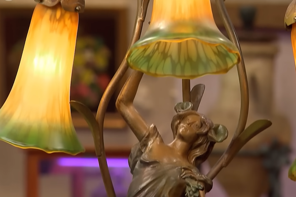 Diese märchenhafte Lampe soll bei „Bares für Rares“ verkauft werden.