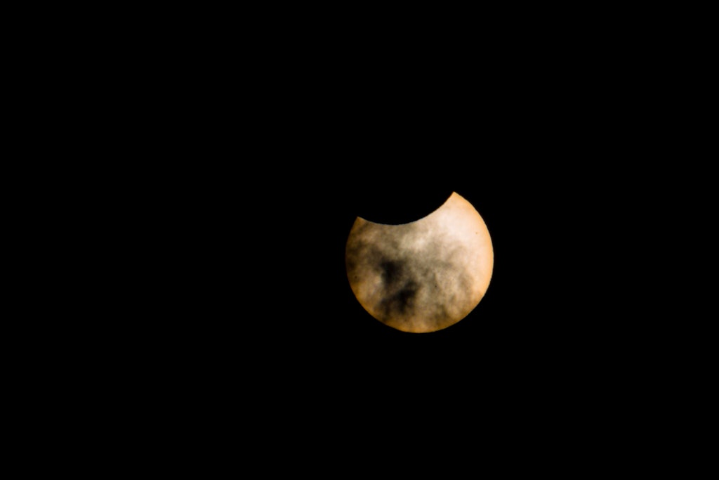 Eine Sonnenfinsternis sorgt dafür, dass ausgerechnet am Hitler-Geburtstag die Gefahr eines Nuklear-Angriffs am größten sei.