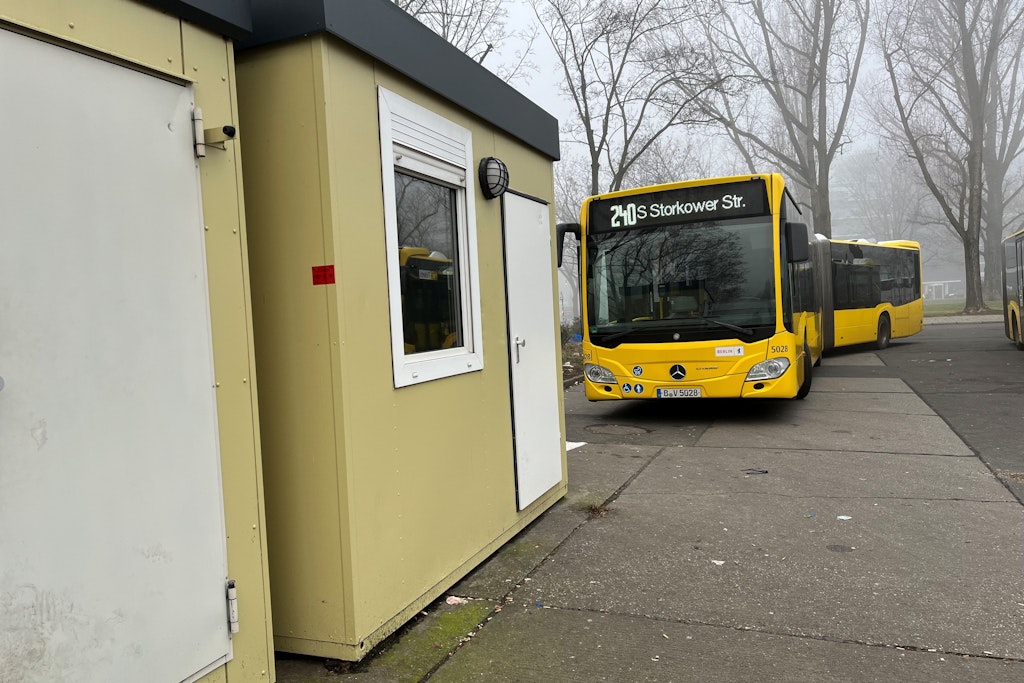 Container auf dem Busparkplatz am Ostbahnhof. 325 sanitäre Anlagen für das Personal gibt es im Liniennetz der BVG.