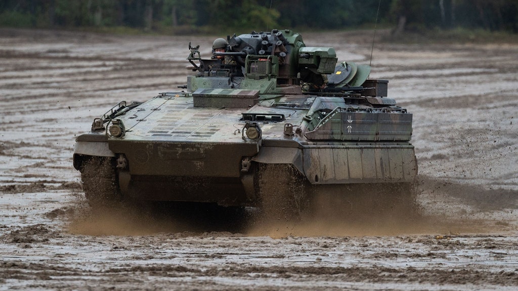 Ein Schützenpanzer der Bundeswehr vom Typ Marder fährt bei einer Informationslehrübung über einen Übungsplatz. wie gut sind Deutschlands Soldatinnen und Soldaten für den Ernstfall gerüstet?