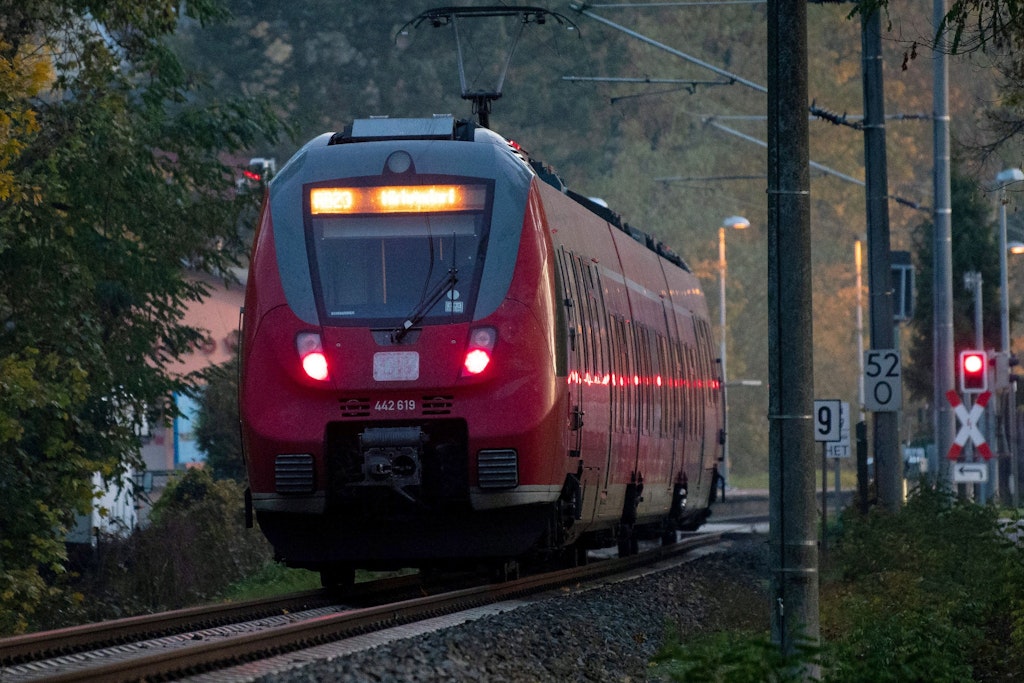 Ein Zug der Regionalbahn: Die Züge der Linien RB55 und RE6 fahren derzeit nicht zwischen Hennigsdorf und Kremmen, weil eine Lok entgleist ist.