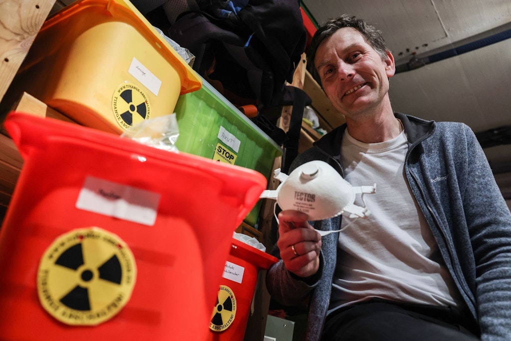 Gereon Hermens, Anti-Atomkraft-Aktivist, sitzt in seinem Keller neben Kisten mit Schutzausrüstungen.