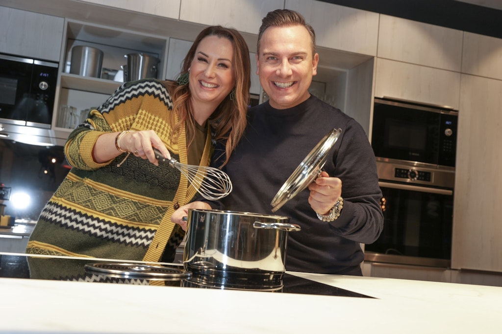 Sternekoch Tim Raue und seine Ehefrau Katharina beim Kochen in Berlin.