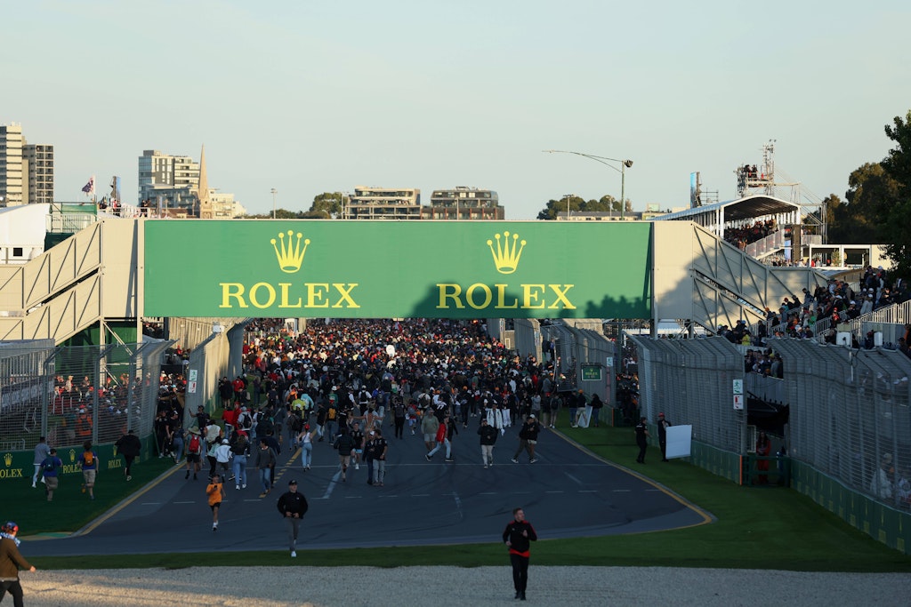 Unglaublich: Viele Formel-1-Fans stürmten in Melbourne die Rennstrecke, bevor das Rennen beendet war. 