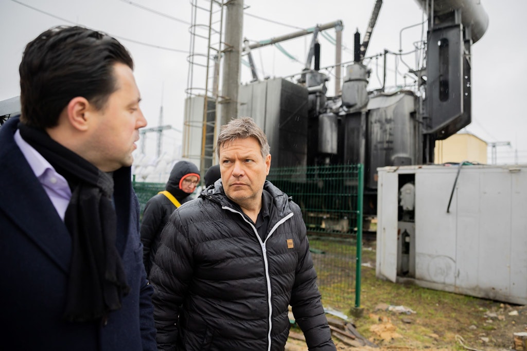 Wirtschaftsminister Robert Habeck mit Wolodymyr Kudrytski, dem Chef von Ukrenergo, beim Besuch eines Umspannwerks, das von russischen Raketen getroffen worden war. Foto: Christoph Soeder/dpa