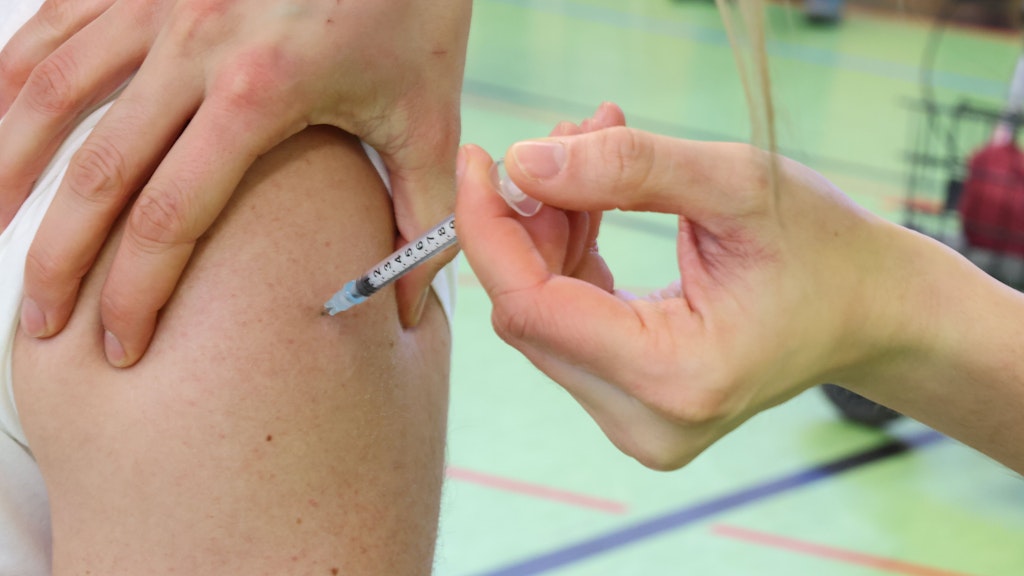 Eine Impfung gegen Corona in den Oberarm: Mit dem Nasenspray könnte dies bald nicht mehr nötig sein.