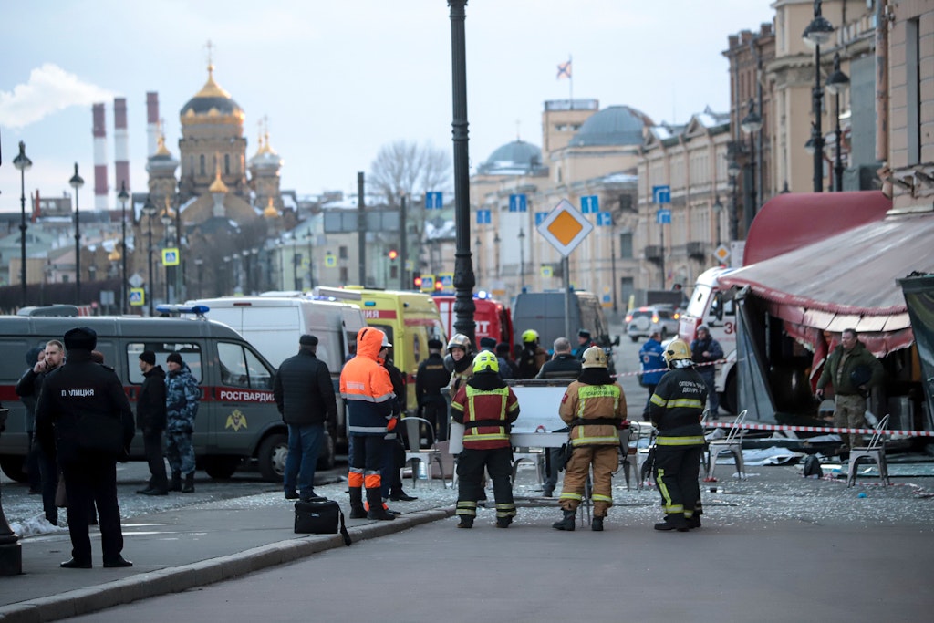 Rettungskräfte vor dem Café in dem der russische Militärblogger Wladlen Tatarski bei einem Bombenanschlag getötet wurde.