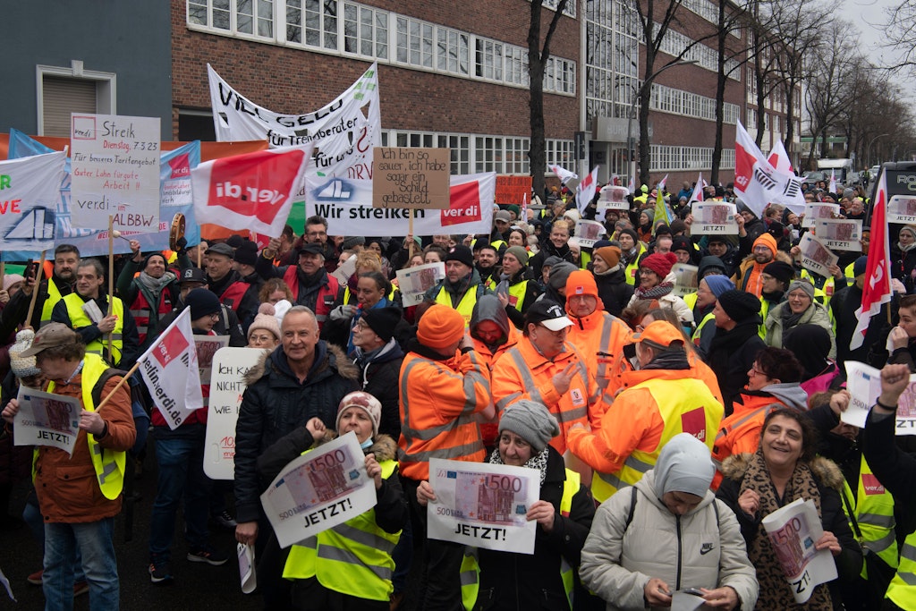 Schon Anfang März gab es beispielsweise bei der Berliner Stadtreinigung BSR einen Warnstreik samt Kundgebung vor der Zentrale Ringbahnstraße (Tempelhof).