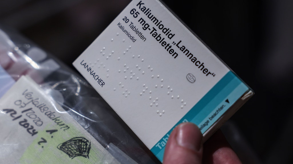 Familie Hermens hat einen Vorrat von Jodtabletten, die die Aufnahme von radioaktivem Jod in die Schilddrüse nach einem Atomunfall blockieren sollen.