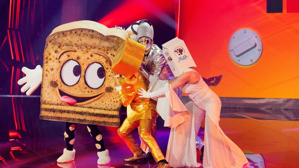 Der Toast auf der Bühne der Pro.-Show „The Masked Singer“. Welcher Star steckt wohl im Kostüm?