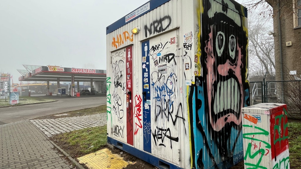 Viele Klo-Container der BVG sind zu schrillen Örtchen verkommen. Drinnen stinkt’s bestialisch.