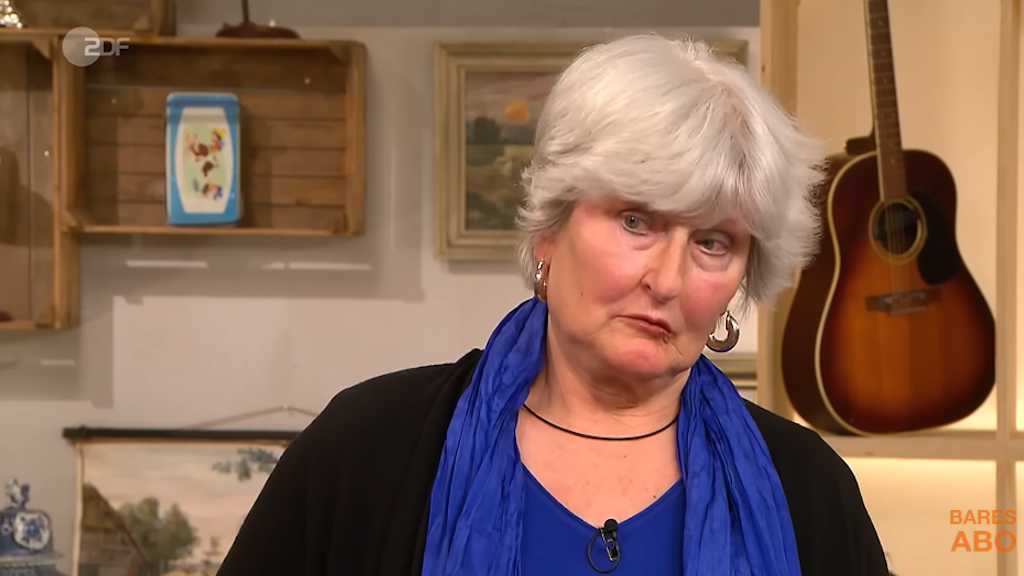 „Bares für Rares“-Kandidatin Gabriele Bottenberg ist geschockt, ihre teure Lampe ist eine Fälschung.