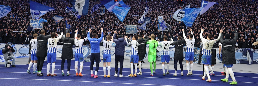 Seit Ende Februar wartet Hertha BSC auf einen Sieg. Was drei Punkte bewirken können, erlebte die Hertha-Profis zuletzt beim 2:0 gegen den FC Augsburg.