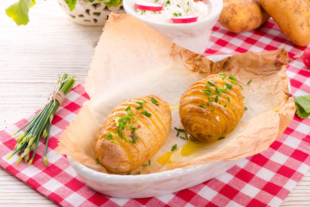 Hasselback-Kartoffeln werden auch „schwedische Fächerkartoffeln“ genannt.