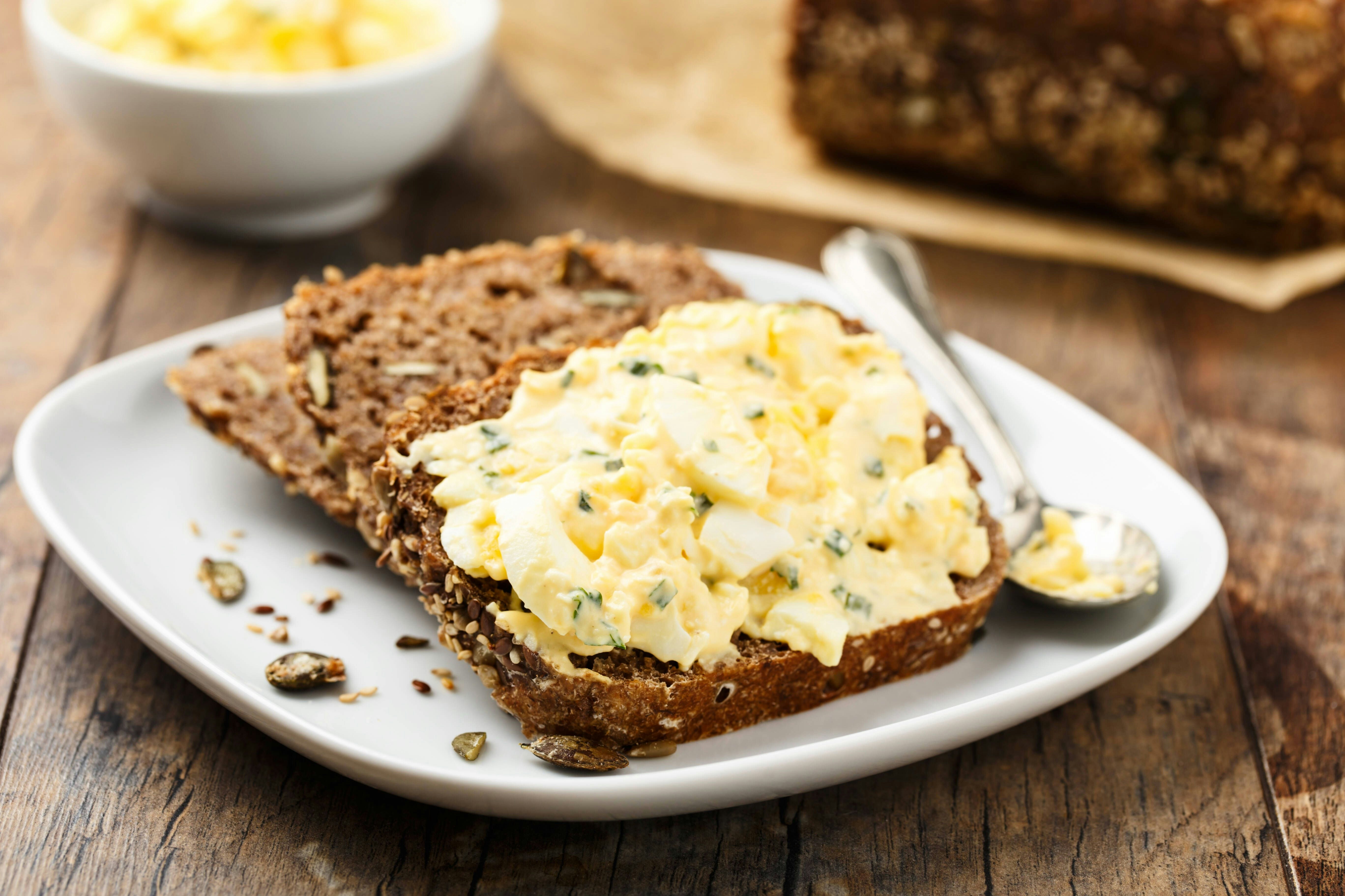 Leckeres Rezept für Eiersalat: Einfache Zutaten, cremige Soße