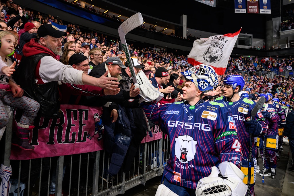 Eisbär Tobias Ancicka klatscht nach dem letzten Saisonspiel gegen die Schwenninger Wild Wings am 5. März mit den Fans ab.