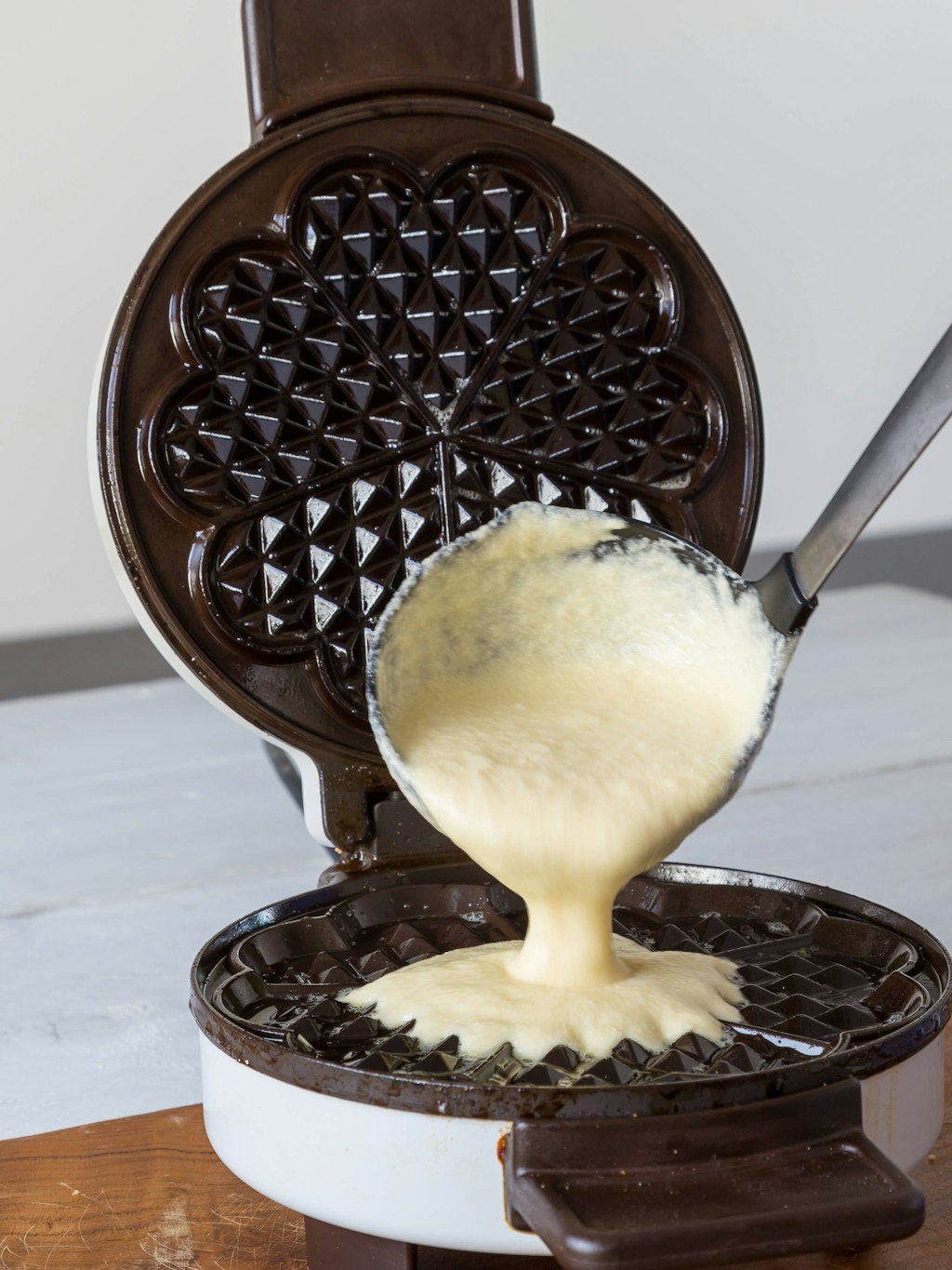 Im Waffeleisen werden die Waffeln mit Buttermilch portionsweise ausgebacken.