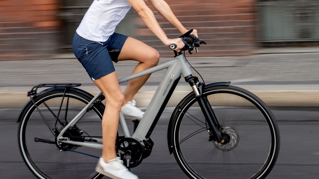 Mit Pedelecs, elektrisch verstärkten Fahrrädern, ist man viel schneller unterwegs, aber auch die Unfallgefahr steigt.