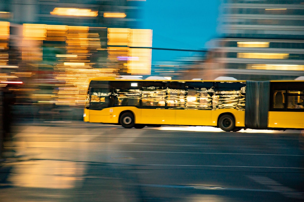 In einem BVG-Bus stach am Dienstagnachmittag ein Mann eine 33-jährige Mutter vor den Augen ihrer Töchter nieder. (Symbolbild)