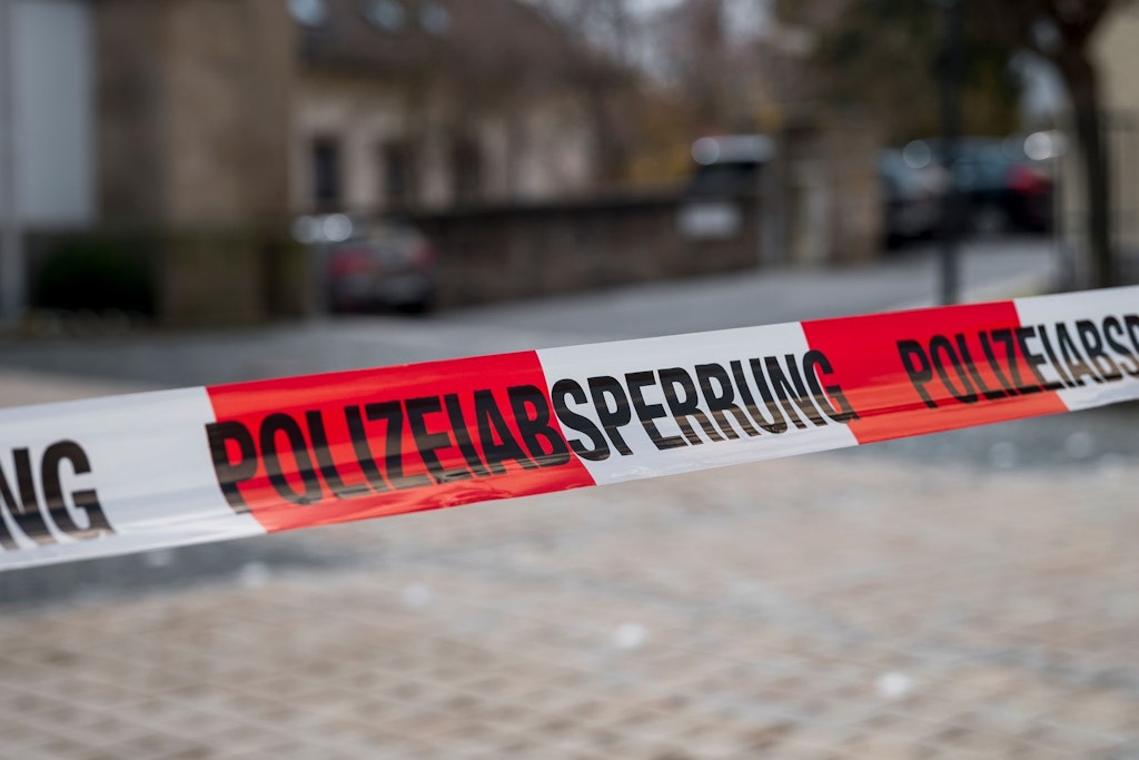 Die Straße zu dem Kinder- und Jugendhilfezentrum ist abgesperrt. In der Einrichtung ist eine Zehnjährige tot in einem Zimmer gefunden worden.