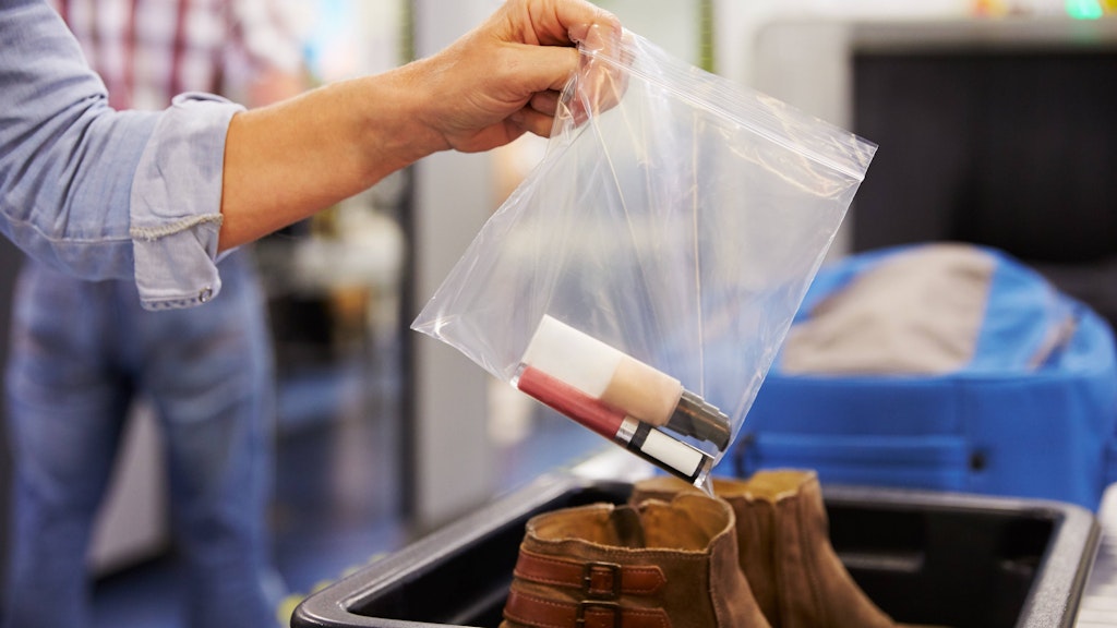 Bislang durften nur maximal zehn 100-Milliliter-Behälter innerhalb einer durchsichtigen Plastiktüte im Handgepäck transportiert werden.