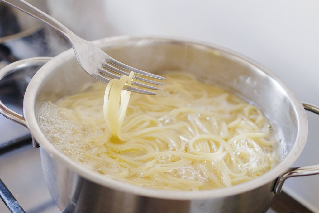 Haben Sie schon einmal darüber nachgedacht, wie viel Wasser Sie brauchen, um Nudeln zu kochen, wann genau Sie die Nudeln hineingeben und wie oft Sie umrühren sollten?