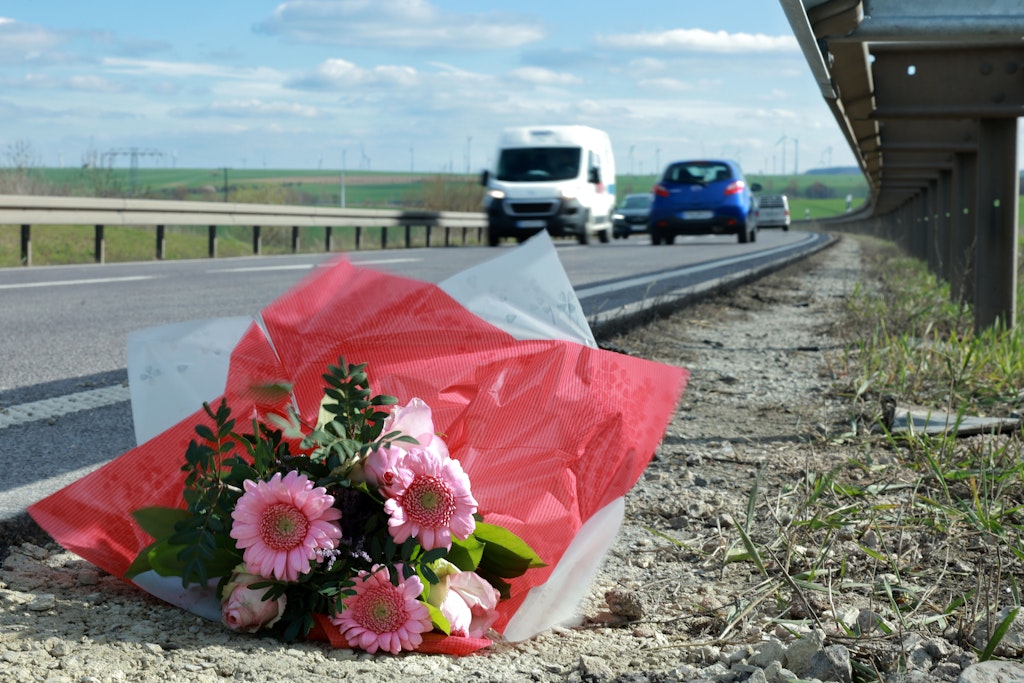 Blumen liegen an der Unfallstelle an der Bundesstraße B247 nahe Bad Langensalza in Thüringen. Bei dem Horror-Unfall starben sieben Menschen. 