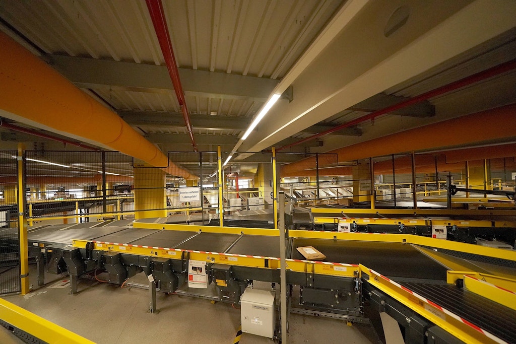 Das Amazon Logistik-Zentrum in Frankenthal - Mitarbeiter sind an diesem Paketband keine zu sehen.