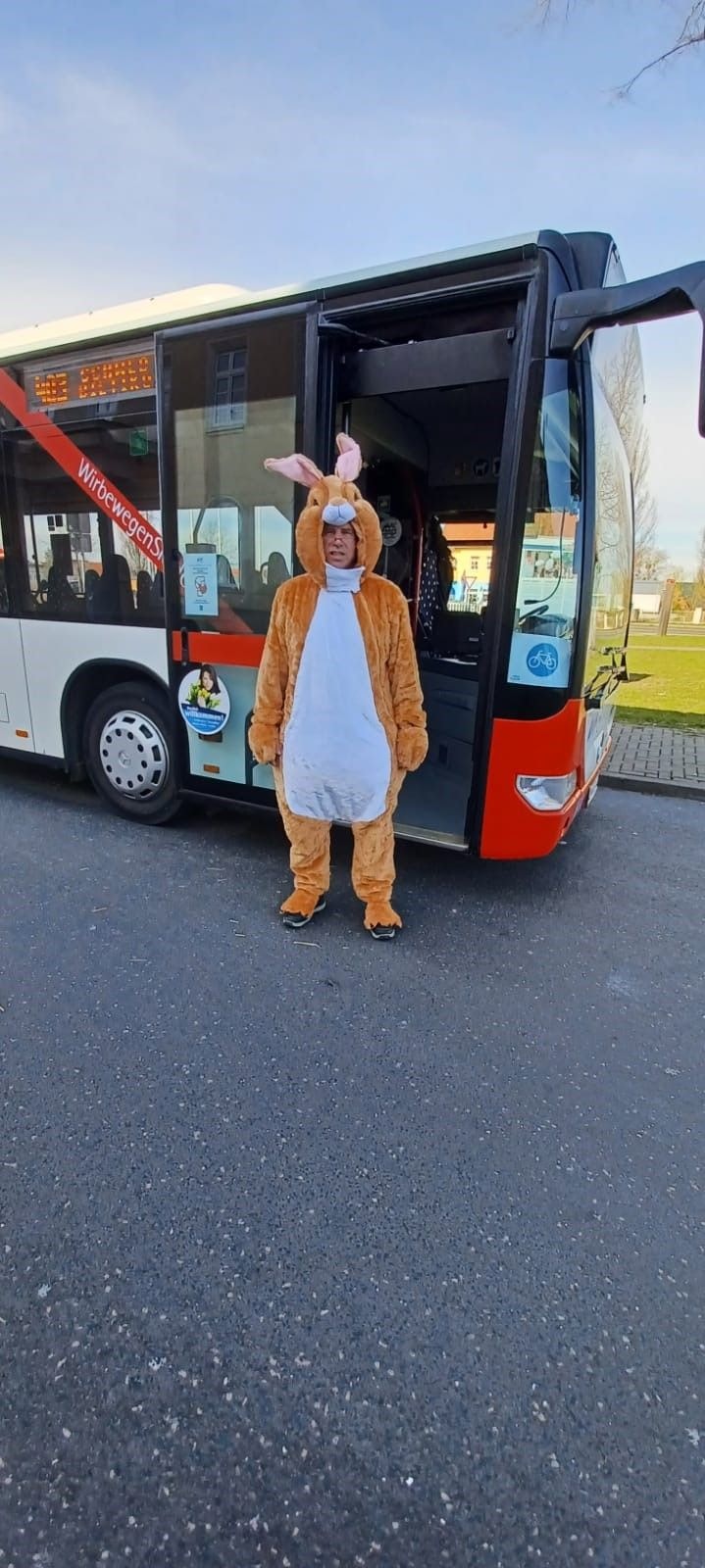 Der Osterhase fährt in der Uckermark Linienbus