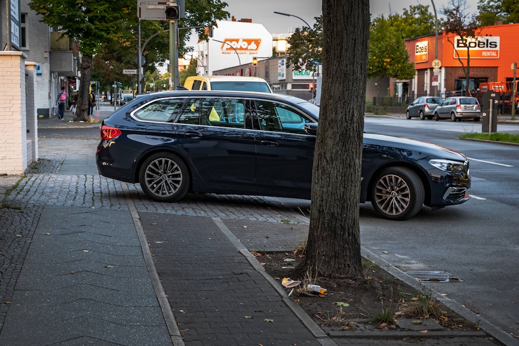 Immer wieder blockieren Falschparker Fuß- und Radwege.