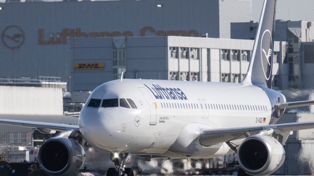 Ein Flugzeug rollt auf dem Flughafen Frankfurt zum Start.