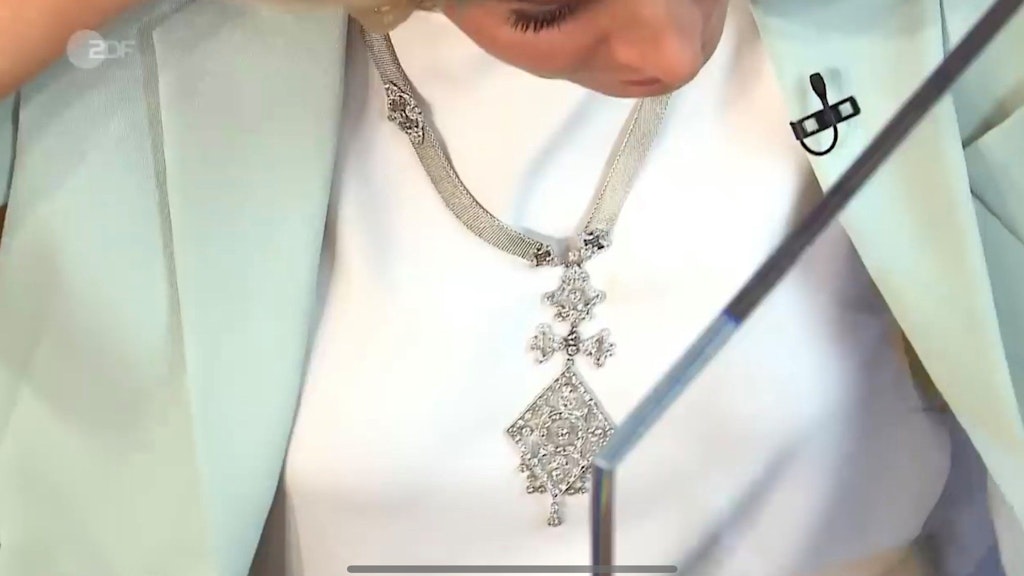 Händlerin Susanne Steiger probiert das Diamantcollier bei „Bares für Rares“ gleich mal an.