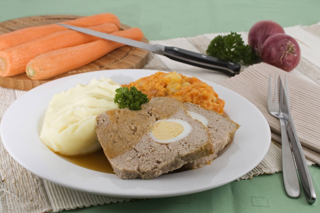 Der Hackbraten Falscher Hase ist beliebt bei Groß und Klein.
