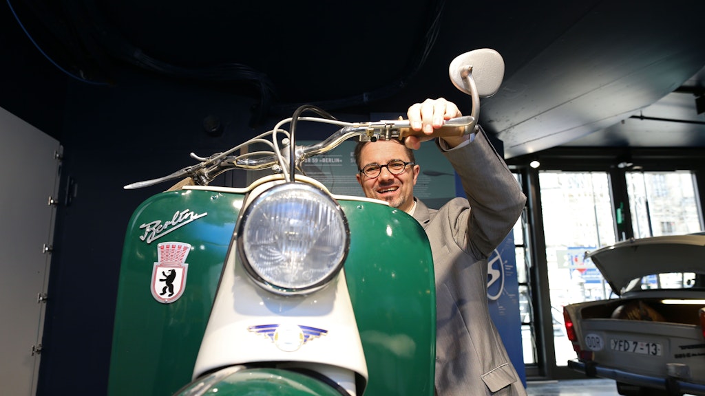 Ausstellungsleiter Sören Marotz am Berlin-Roller