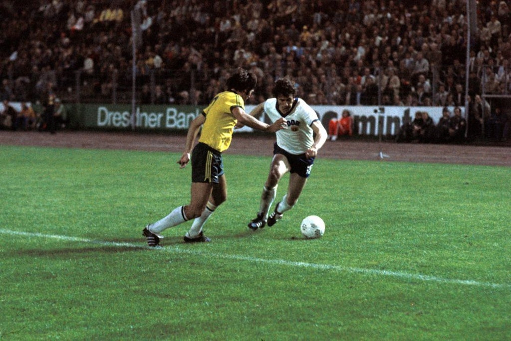 Bei der Fußball-WM 1974 im Hamburger Volksparkstadion: Eberhard Vogel im Zweikampf mit Doug Utjesenovic aus Australien.