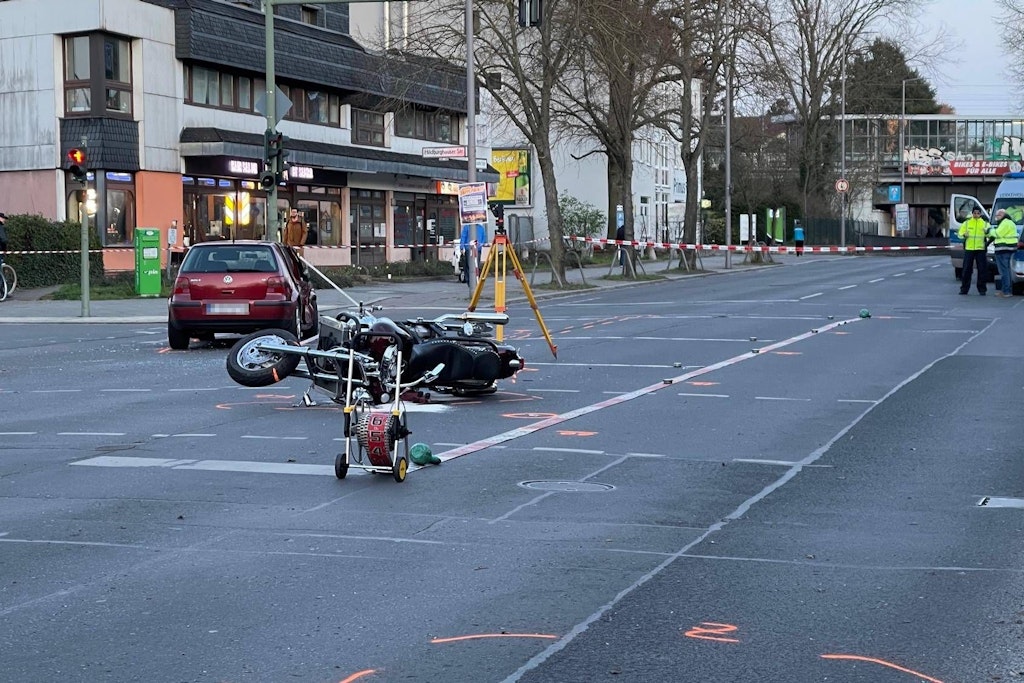 Der VW Golf und das Motorrad nach dem Zusammenstoß auf der Kreuzung in Lichterfelde.