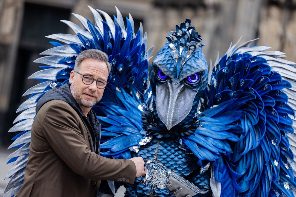 Wer steckt im Schuhschnabel-Kostüm? Der Moderator Matthias Opdenhövel zeigte sich schon im Vorfeld zu Masked Singer mit dem gefiederten Ungetüm.