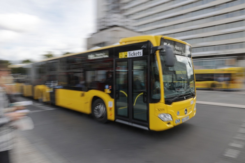 Symbolbild: Ein Bus fährt in Berlin über eine belebte Straße. 