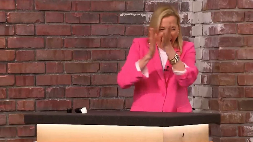 „Bares für Rares“-Händlerin Lisa Nüdling bekommt den Zuschlag für das Diamantcollier und rastet vor Freude richtig aus.