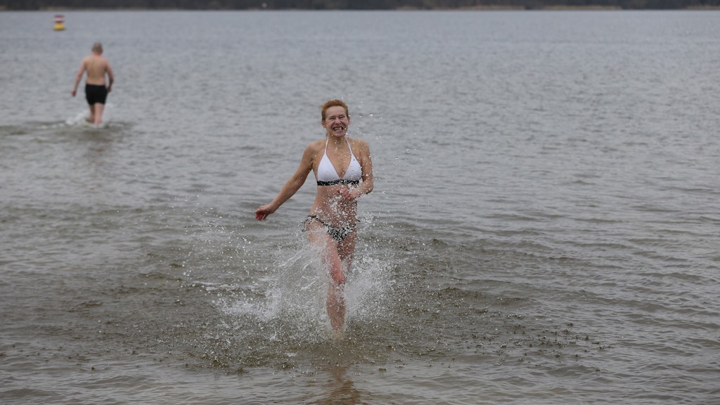 Lächelnd und voller Energie kommen die Mutigen aus dem Wasser. 