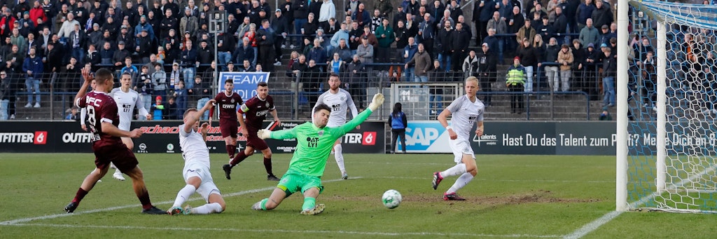 Andreas Pollasch (Nr. 8) erzielt das zwischenzeitliche 1:0 für den BFC Dynamo beim SV Babelsberg 03.