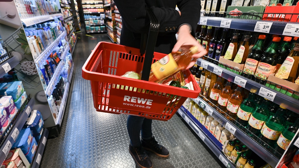 Ein Rewe im Hauptbahnhof hat täglich geöffnet.