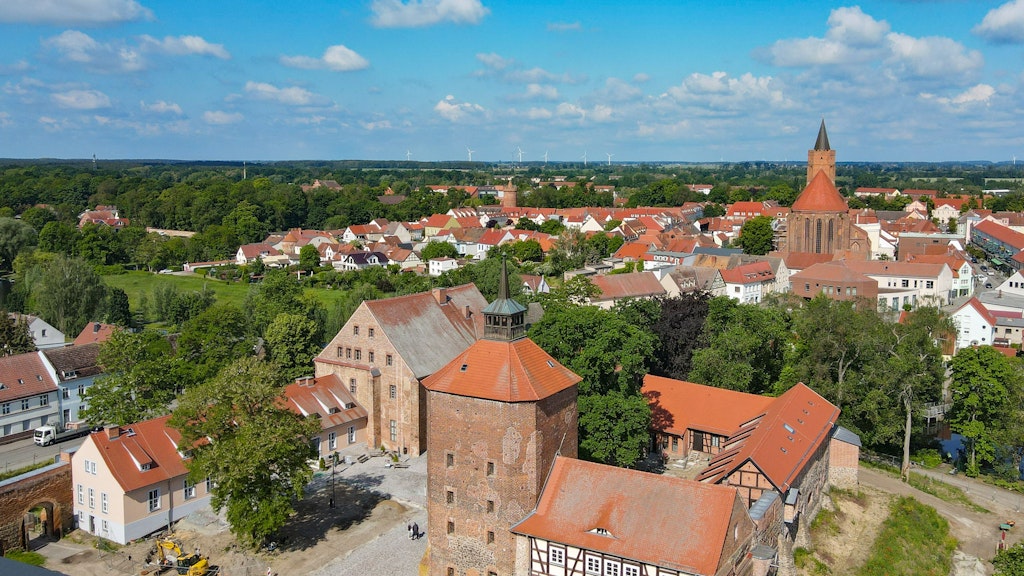 Die im Jahr 1316 erstmals urkundlich erwähnte Burg Beeskow. Die mittelalterliche Anlage vereint ein Ensemble inzwischen sanierter Gebäude mit unterschiedlicher kultureller Nutzung: modernes Regionalmuseum, historische Musikautomaten, Konzertsaal, Open-Air-Bühne, Künstlerwerkstätten. 