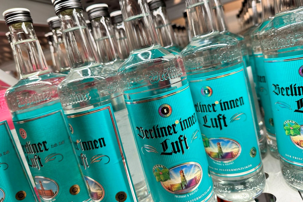 Fotos von umetikettierten Berliner-Luft-Flaschen sind bereits seit Anfang Januar im Umlauf. Zu kaufen gibt es sie allerdings so gut wie nirgendwo.