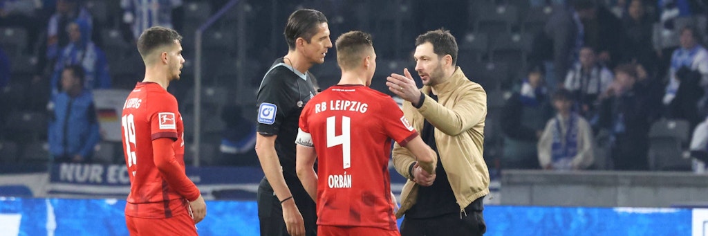 Sandro Schwarz, Trainer von Hertha BSC, diskutierte nach dem 0:1 gegen RB Leipzig mit Schiedsrichter Deniz Aytekin. 