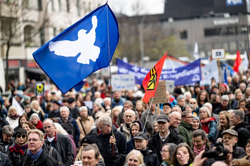 Der Berliner Ostermarsch zieht durch den Wedding. Das Motto der Demonstration hieß „Den Frieden gewinnen - nicht den Krieg» 