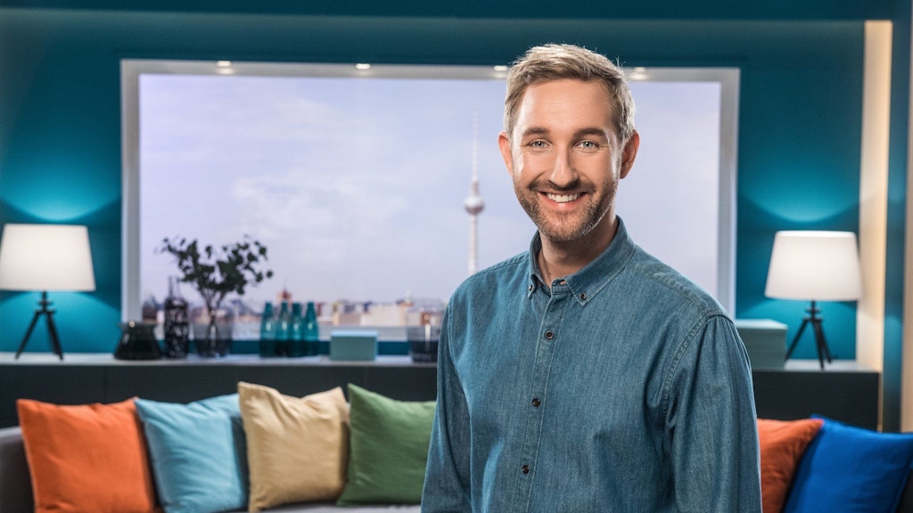 Daniel Boschmann moderiert eigentlich beim „Frühstücksfernsehen“ von Sat.1, stand nun als Waschbär bei „The Masked Singer“ auf der Bühne.