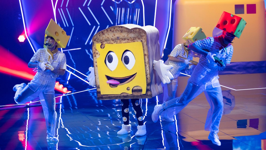 Der Toast präsentierte sich in der neuen Folge „The Masked Singer“ mit Käsescheibe im Gesicht.