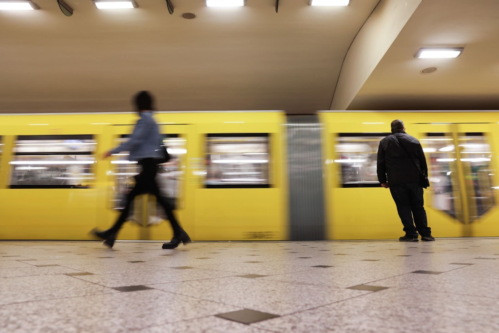 Eine U-Bahn fährt in den Bahnhof Zoologischer Garten in Berlin ein. BVG-Beschäftigte haben sich in einem Brandbrief über aus ihrer Sicht unhaltbare Zustände auf Bahnhöfen und in U-Bahnen beschwert. 