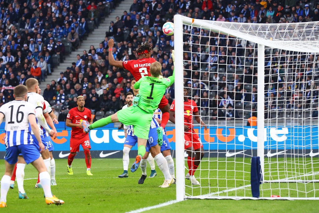 Die Szene brachte Sandro Schwarz gegen Schiedsrichter Deniz Aytekin auf die Palme: Hertha-Torhüter Oliver Christensen und das Duell gegen Mohamed Simakan. 